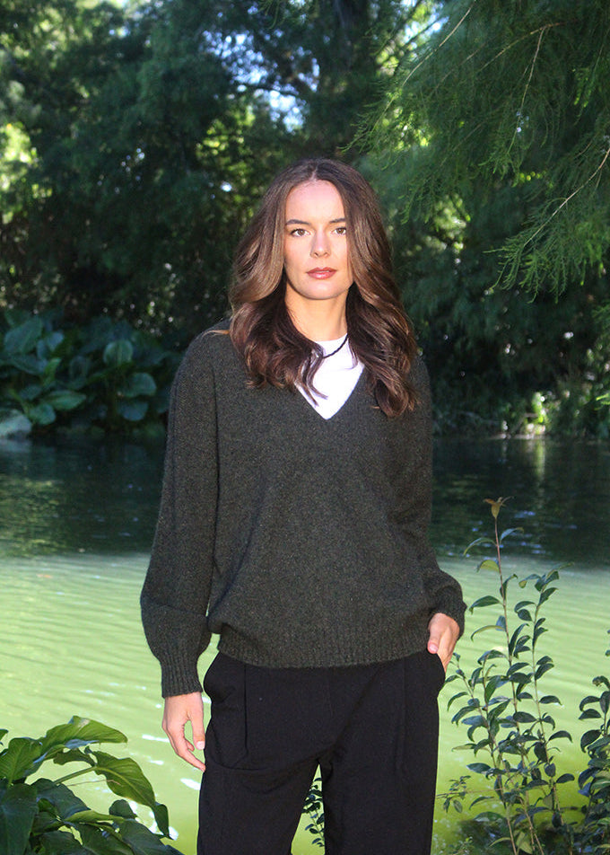 Moss Merino Possum v-Neck jersey with rib cuffs and hem