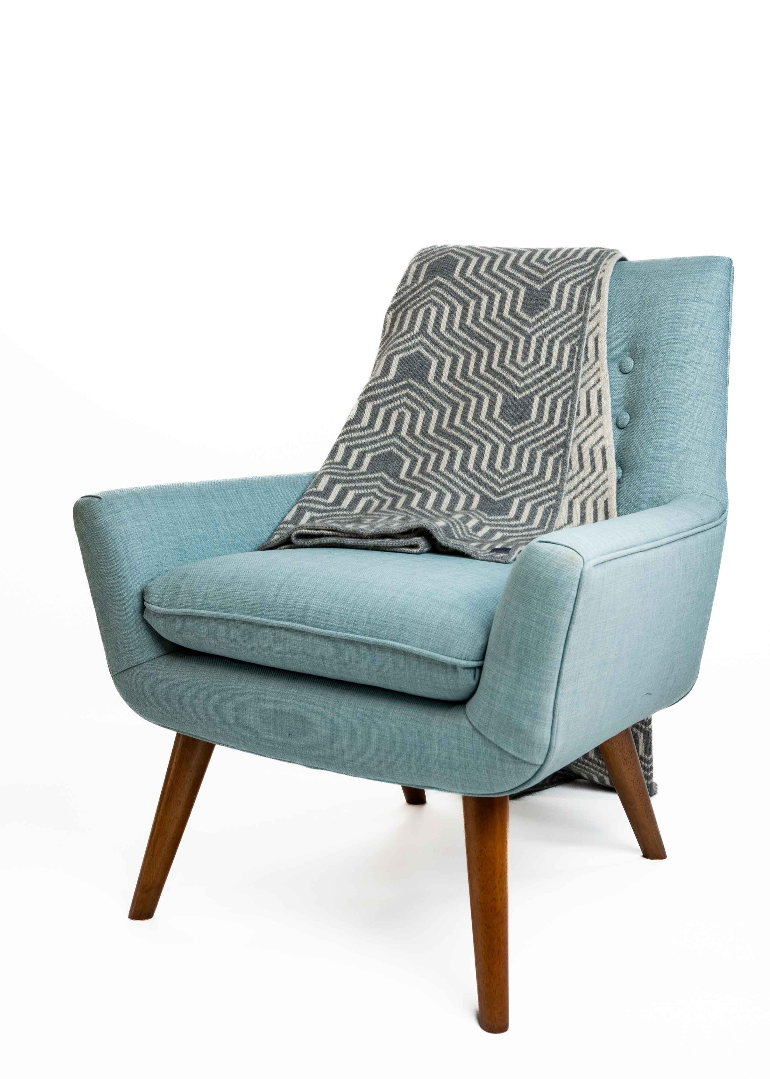 Koru Jacquard Throw
Possumsilk Collection™
A beautiful two-toned jacquard throw in a
multi-textured pattern.
This lovely, soft throw works well for both
home and travel.
YARN BLEND
65% Merino Wool
25% Possum Fur
10% Silk.
ONE SIZE—Approx. 130cm wide x 125cm long
KO965