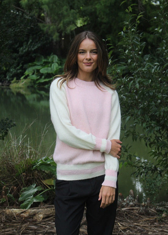 Blush crew neck with natural sleeves, 100% Alpaca jersey. Ribbed cuffs and hem .